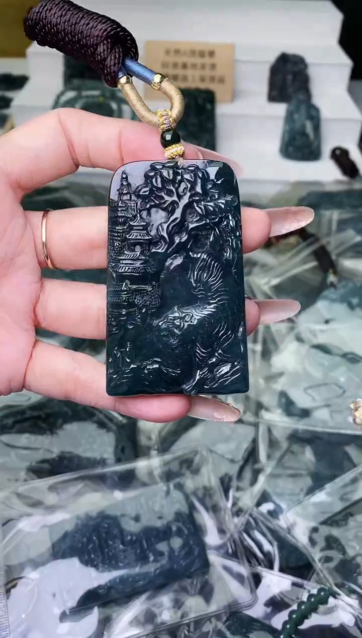 颈饰未镶嵌翡翠 