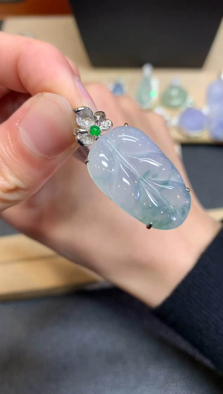 【闪购商品】翡翠颈饰18K金镶嵌叶子【无服务费】