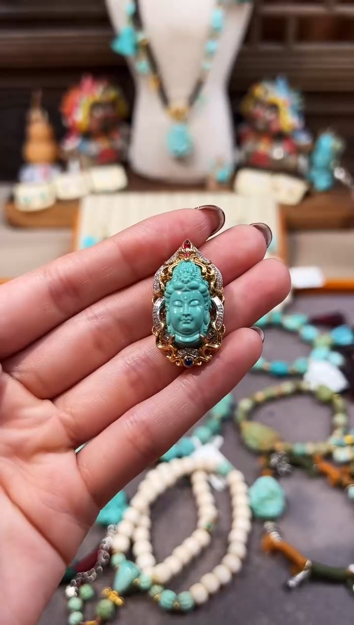 18K金镶嵌绿松石颈饰观音吊坠