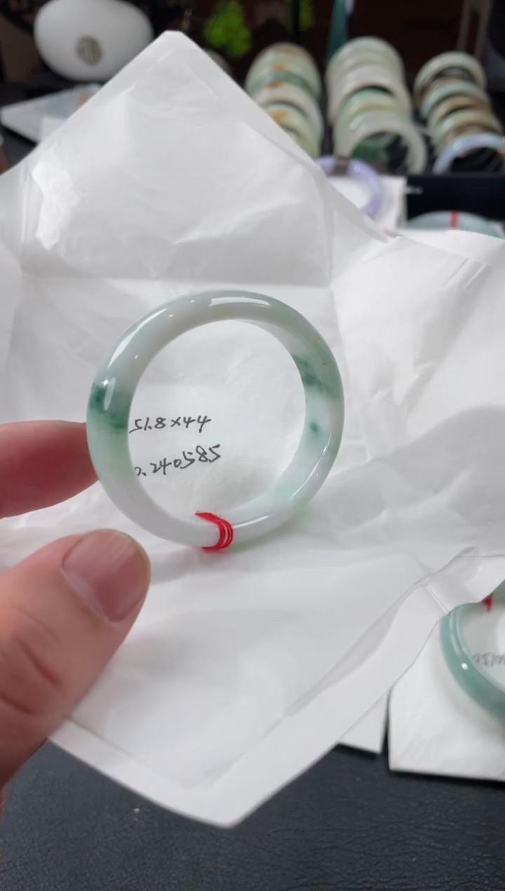 【闪购商品】翡翠手镯未镶嵌51.8贵妃
