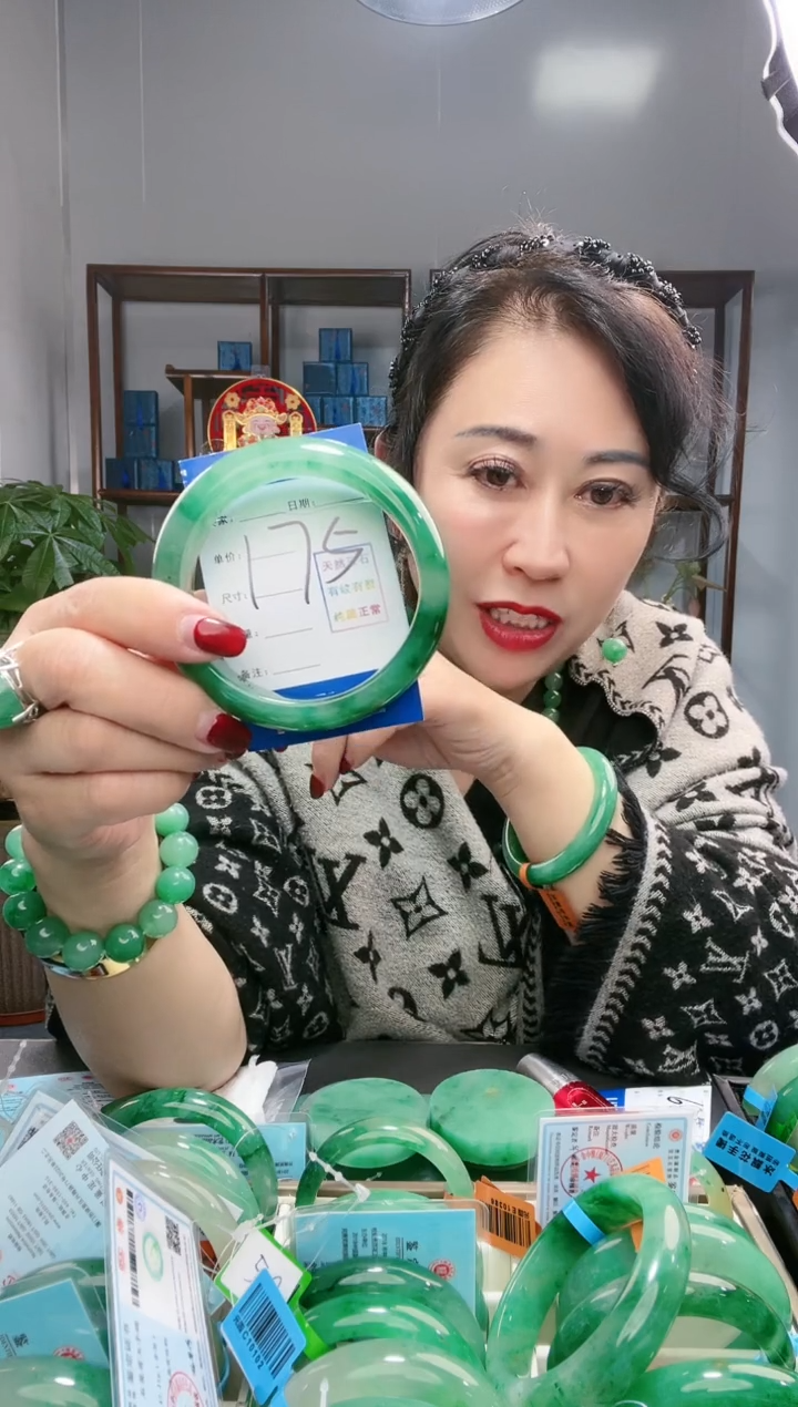 【闪购商品】石英质玉手镯未镶嵌宽胎