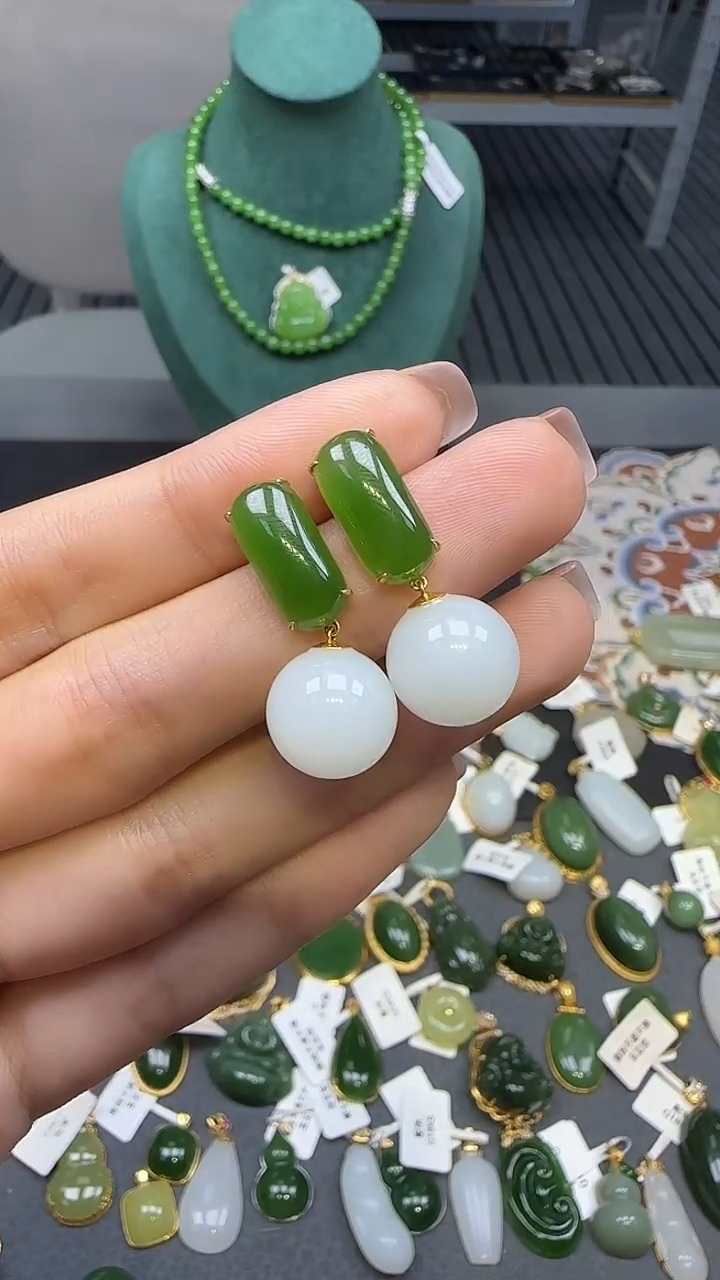 18K金镶嵌和田玉耳饰1