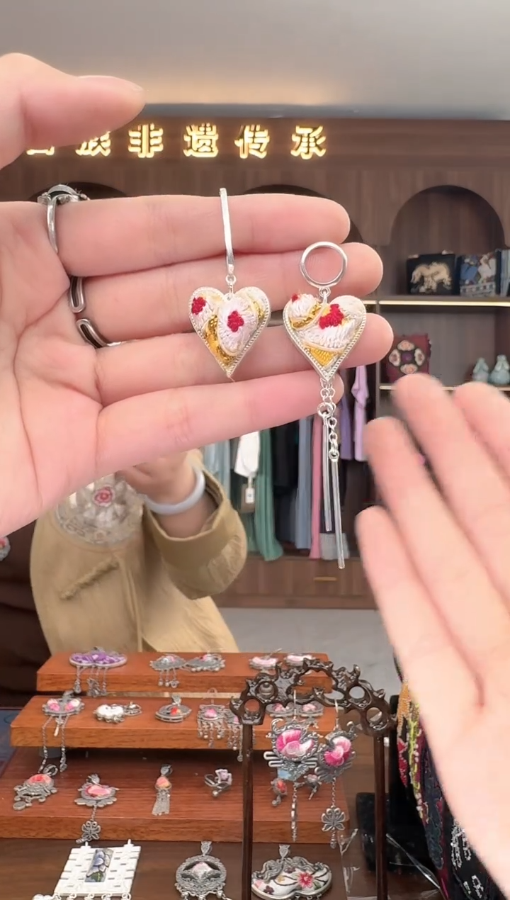 【闪购商品】织绣扶光苗绣传承170