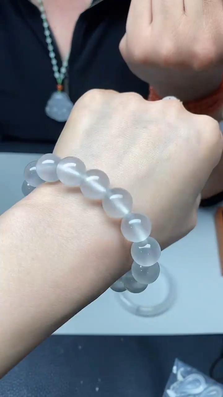 玉材质：    天然宝石光      手串