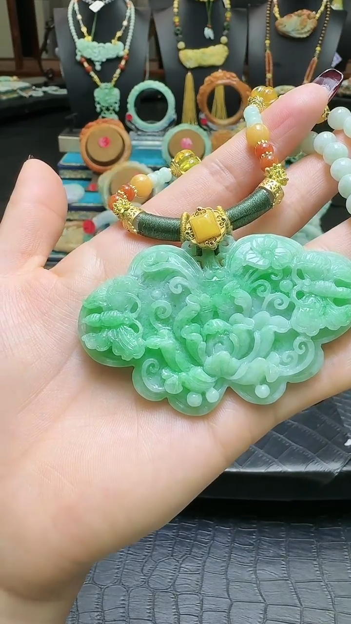 【闪购商品】翡翠颈饰未镶嵌天然翡翠蝴蝶