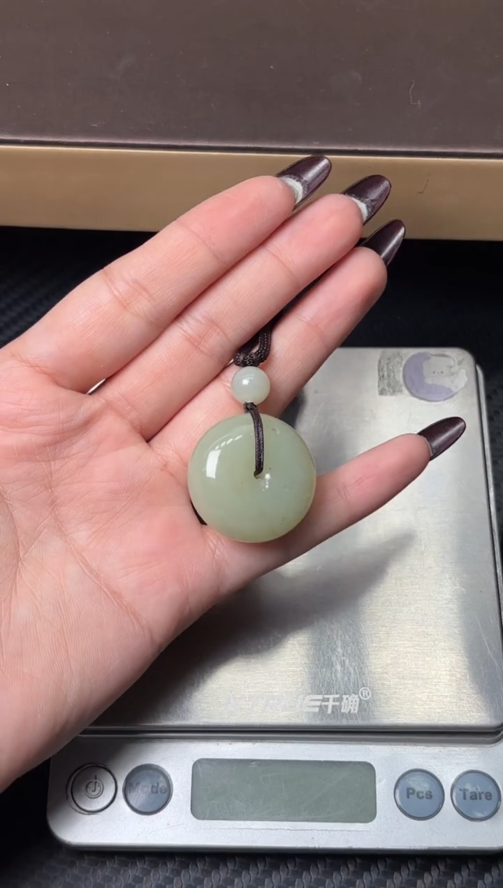 吊坠(赠链)未镶嵌和田玉且末迪克兰二细微色差平安扣K