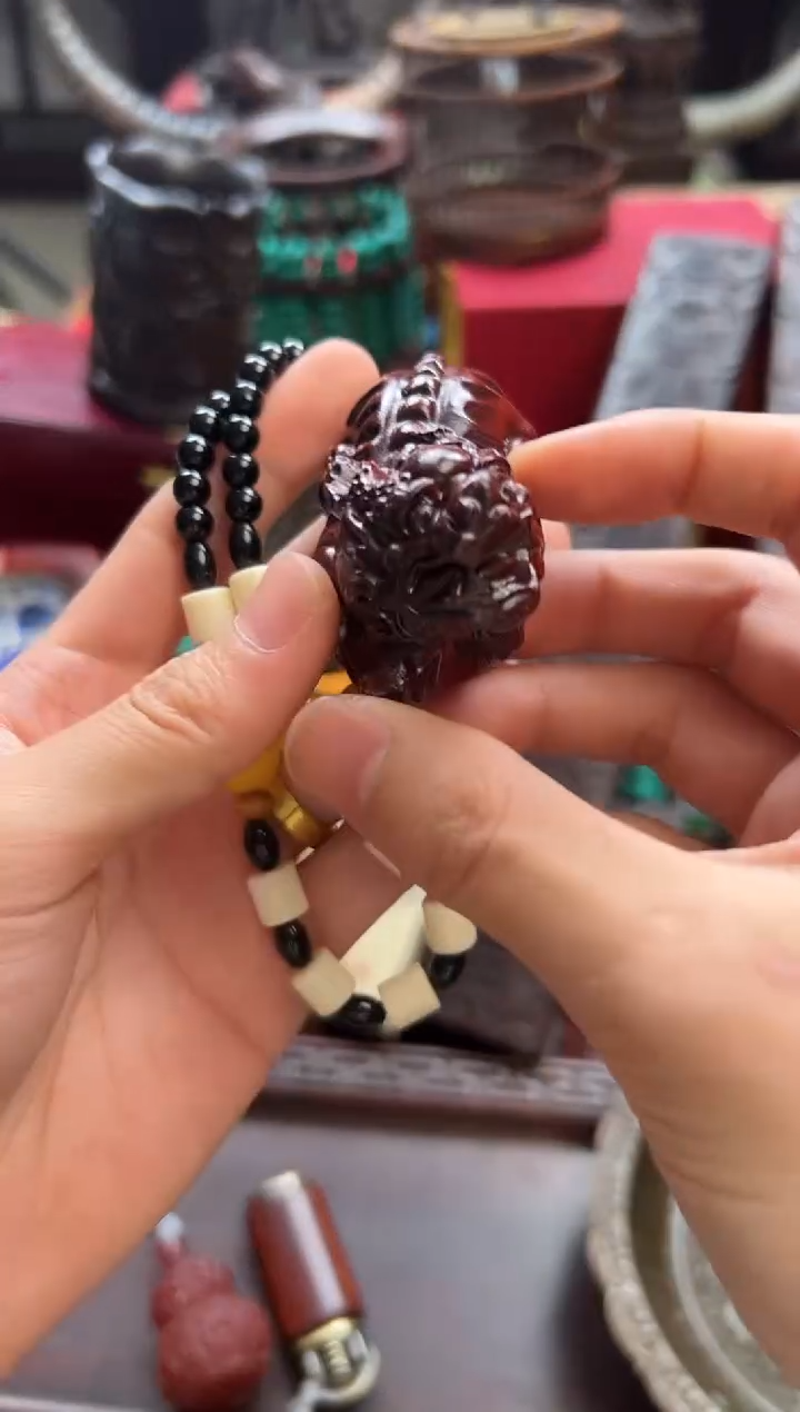 檀香紫檀（小叶紫檀）——————瓷———————貔貅