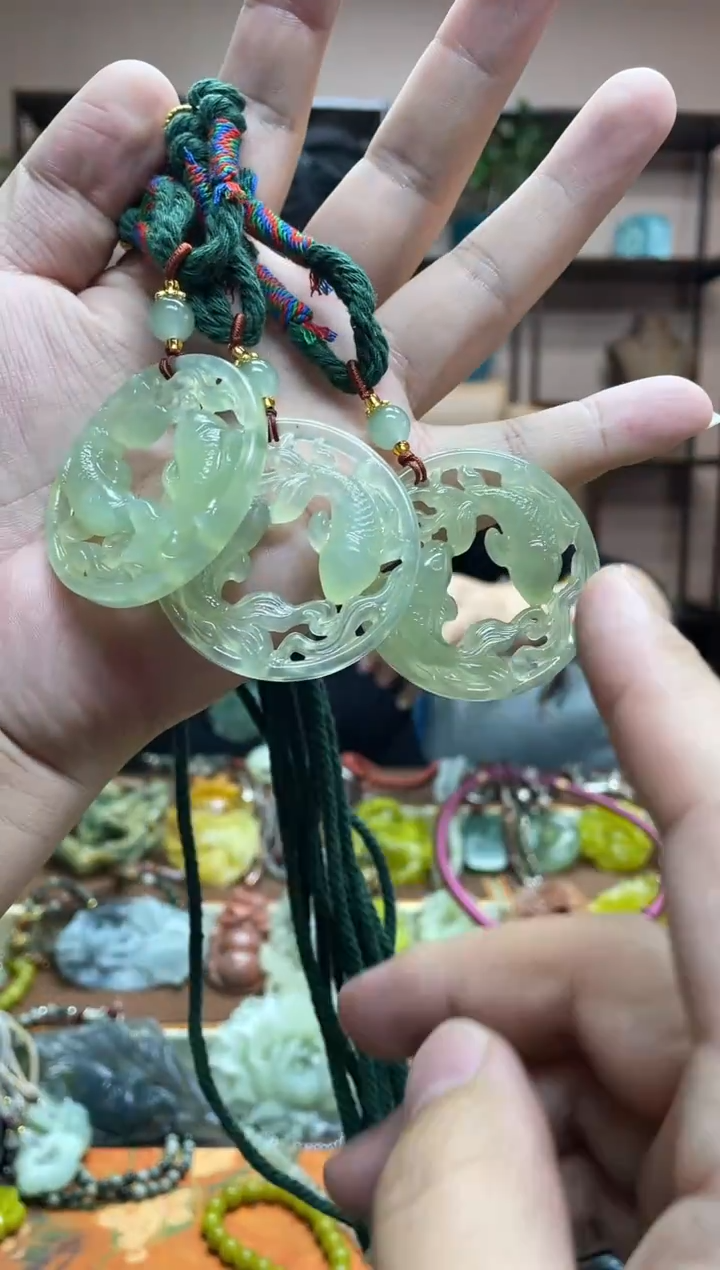 未镶嵌岫玉颈饰多样性发货发其中之一