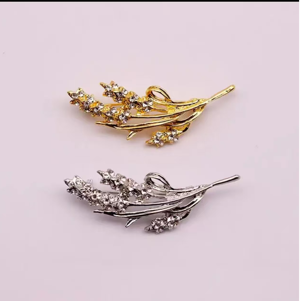 买两件送一枚胸针