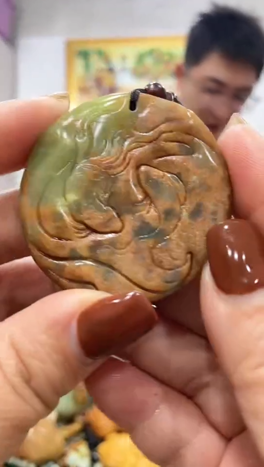 未镶嵌蛇纹石玉吊坠    