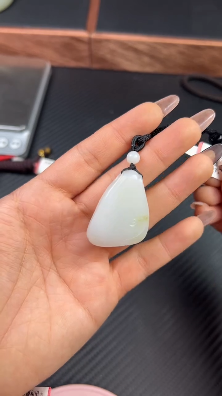 【闪购商品】和田玉吊坠(赠链)未镶嵌且末微色差米达
