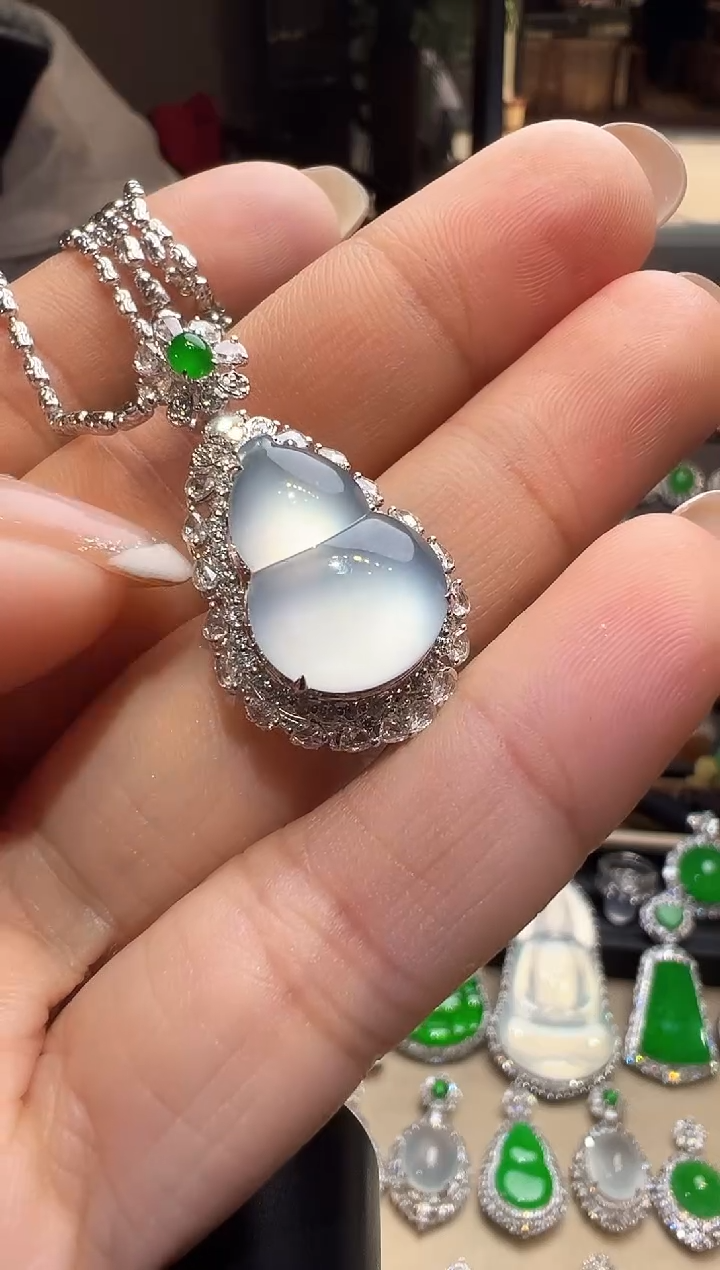 颈饰18K金镶嵌翡翠葫芦