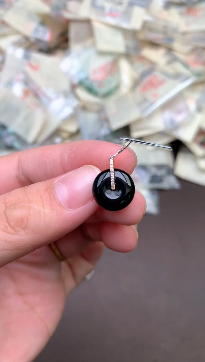 18K金镶嵌挂件翡翠— 