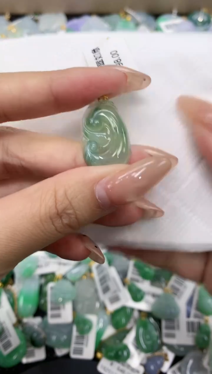 颈饰18K金镶嵌翡翠a货百元一下同包裹多件发出的只收取一单运费