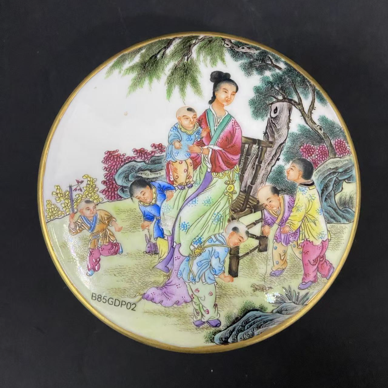 清乾隆珐琅彩描金人物盖盒