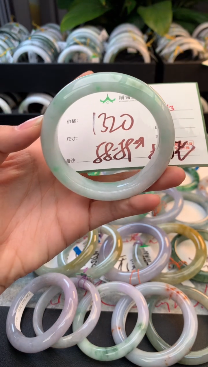 未镶嵌定制翡翠毛货需精细抛光+多人