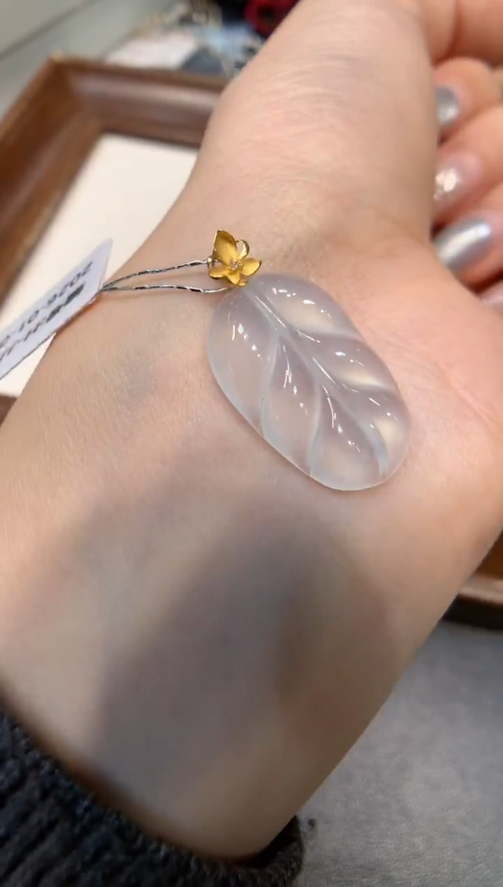 颈饰18K金镶嵌翡翠叶子