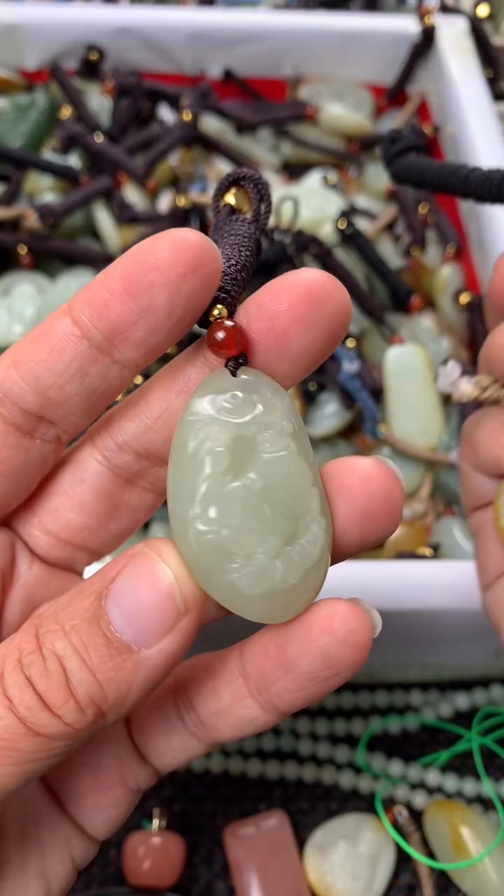 【闪购商品】和田玉颈饰未镶嵌多样性发货没有证书.拍一发一，有瑕