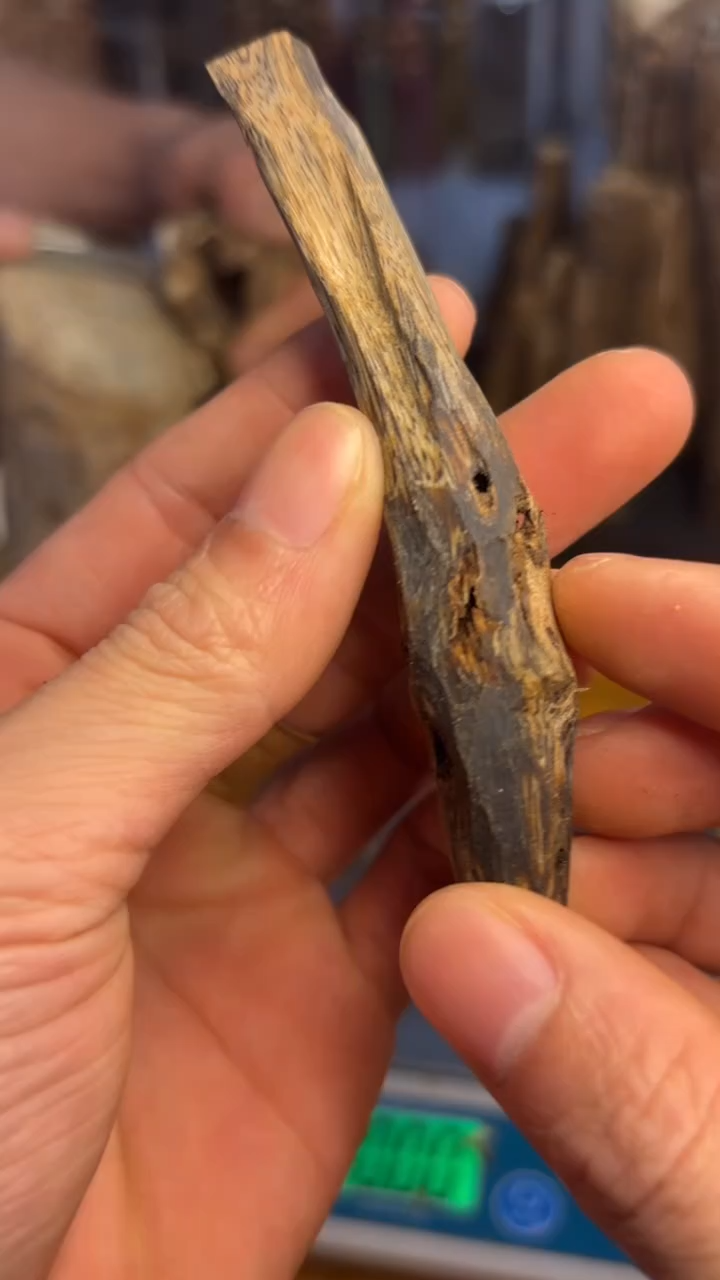 沉香沉香碎屑蓝宝石品种9.9克