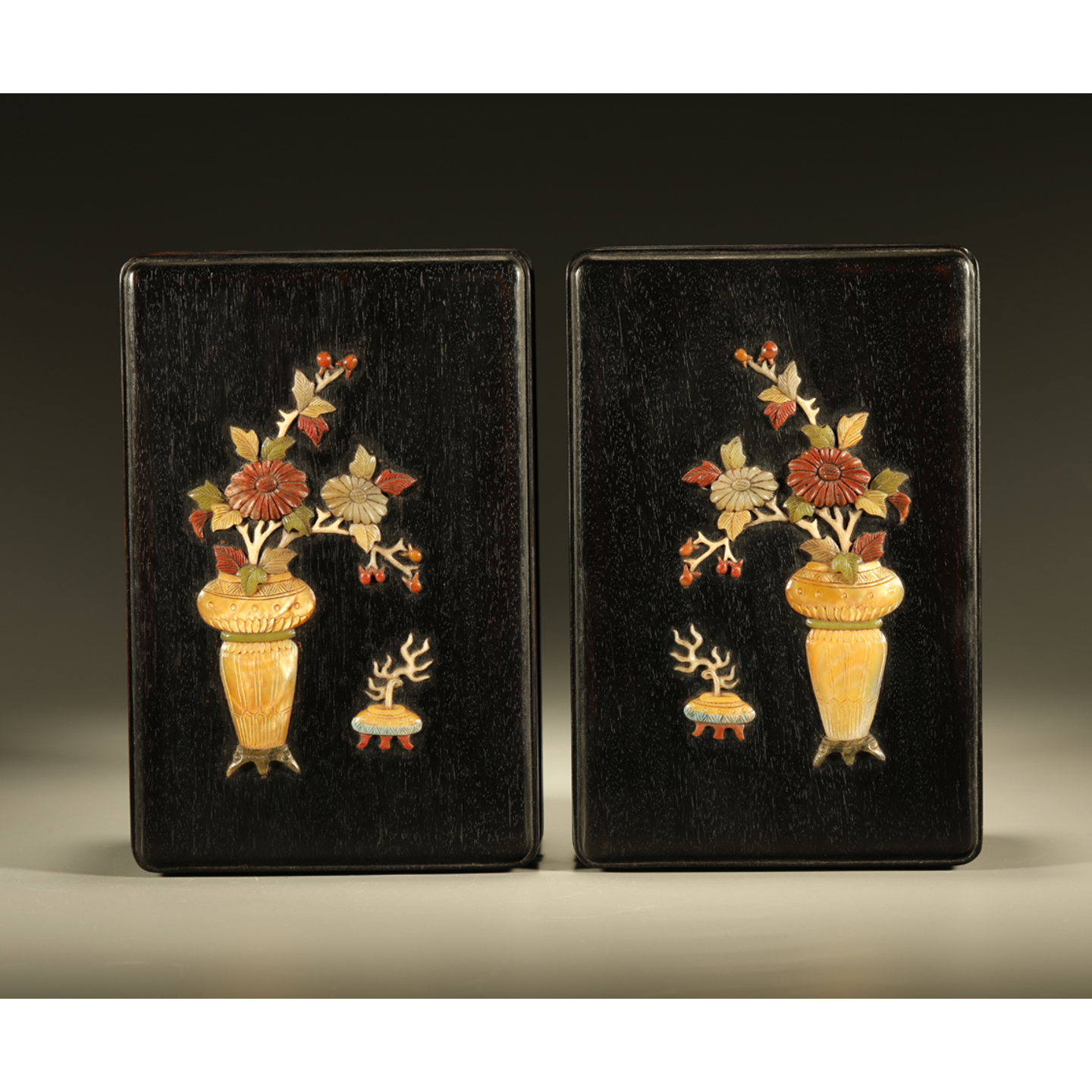 文华开物第243期拍品 7 清 紫檀嵌百宝博古纹成对