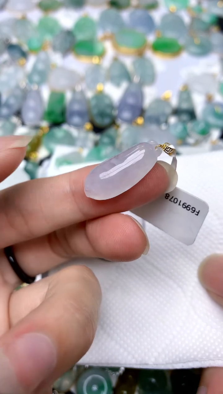 颈饰18K金镶嵌翡翠天然A货翡翠