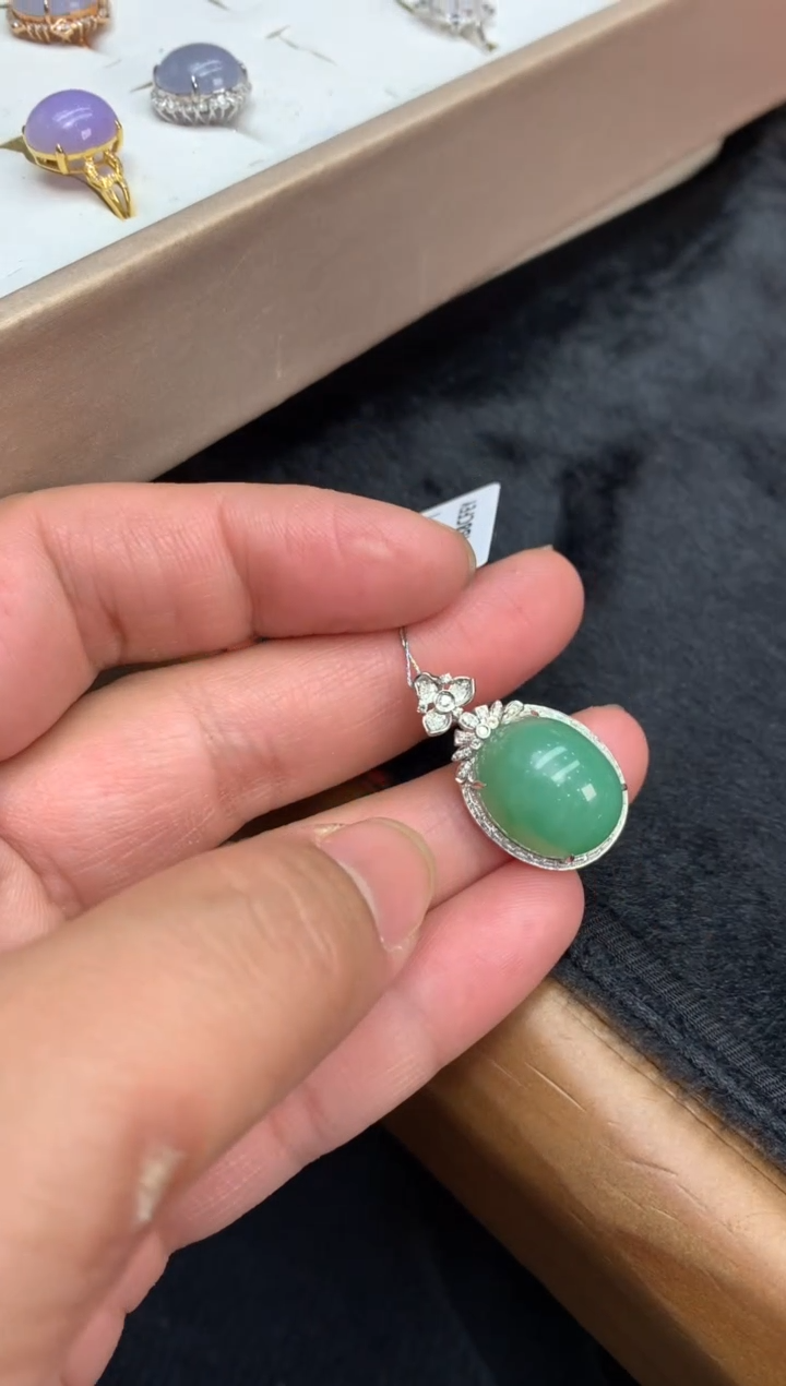 【闪购商品】翡翠颈饰18K金镶嵌蛋面