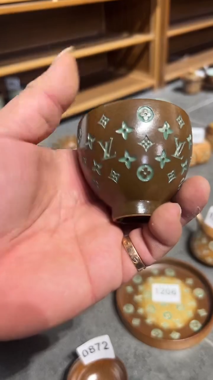 龙泉窑老花鸡心杯微瑕1235