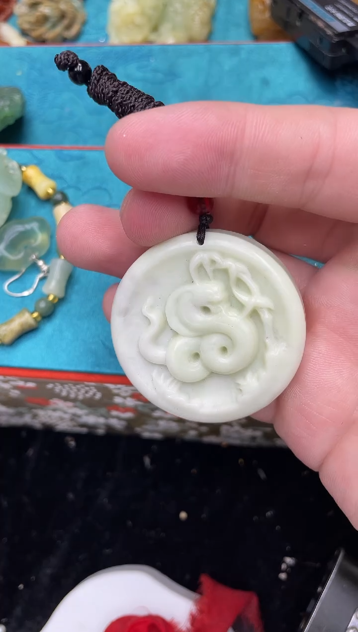 未镶嵌岫玉吊坠·