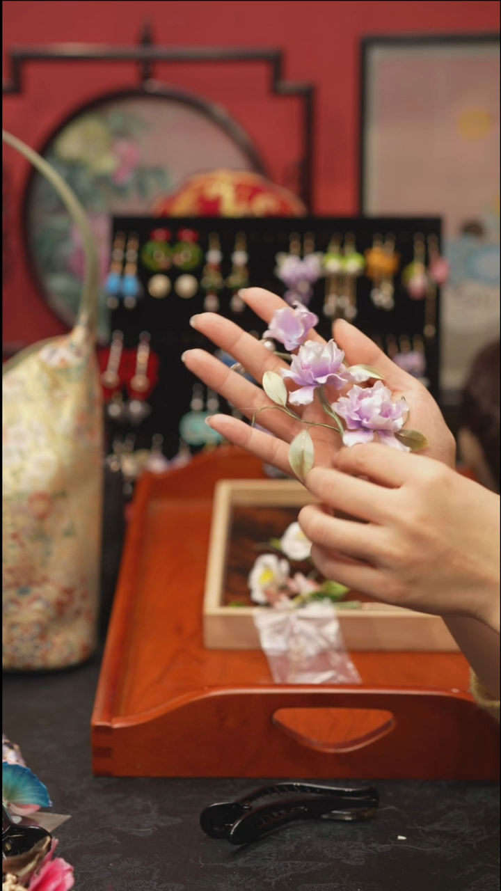 刺绣酒***烧非遗绒花饰品 