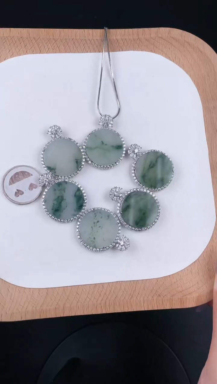 翡翠未镶嵌颈饰LH029翡翠飘花圆牌+送同款绳子（多样性发其一）