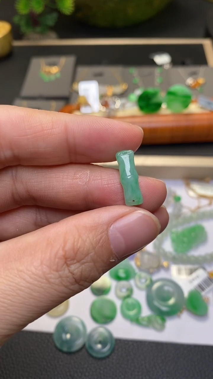 颈饰未镶嵌翡翠净货35055