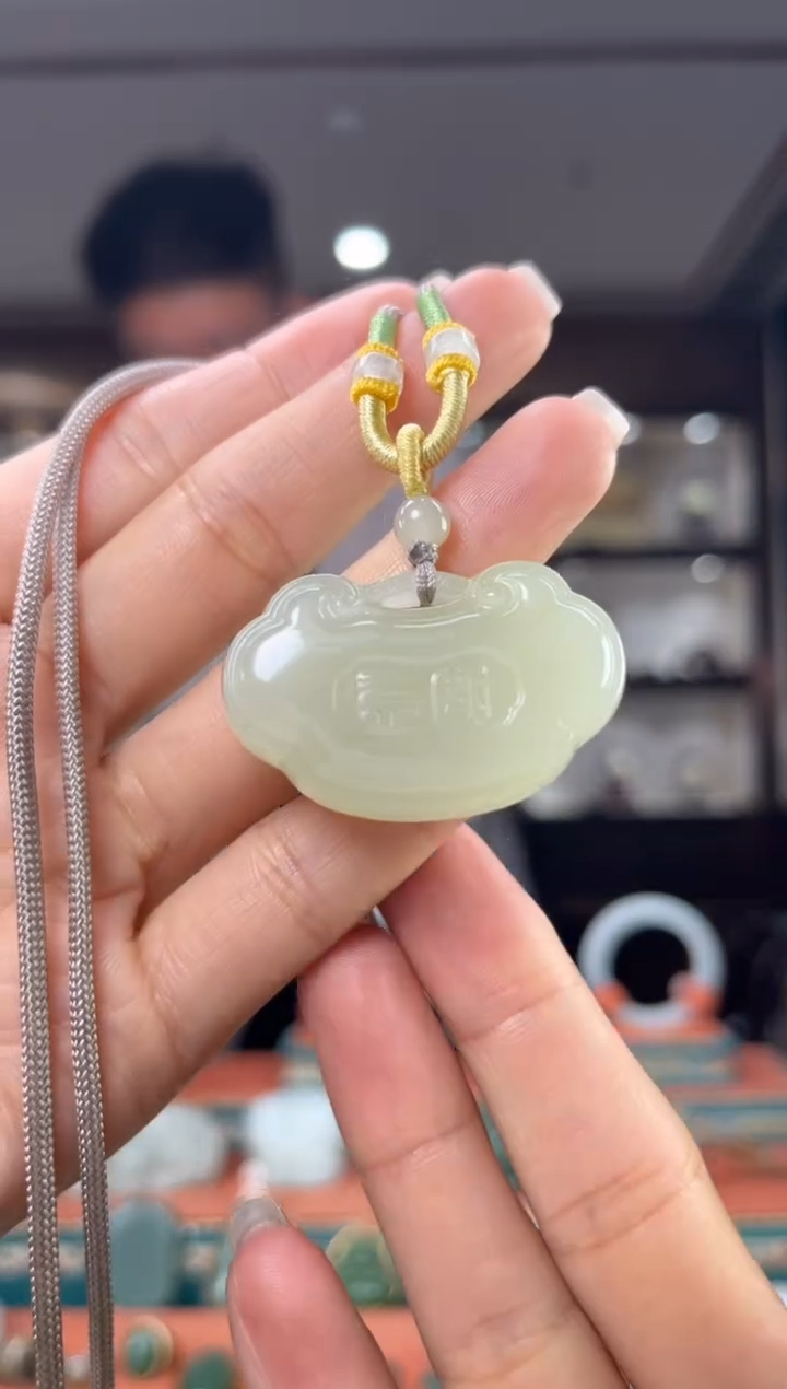 颈饰未镶嵌和田玉佩佩