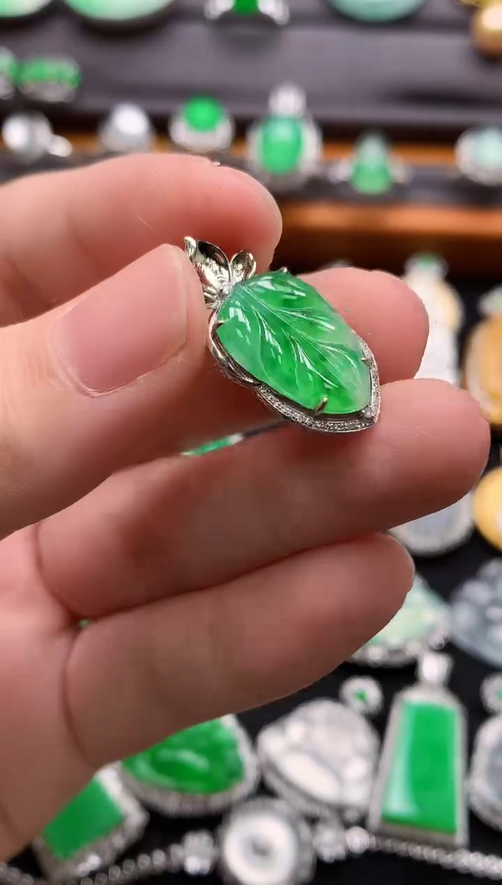 颈饰18K金镶嵌翡翠翡翠