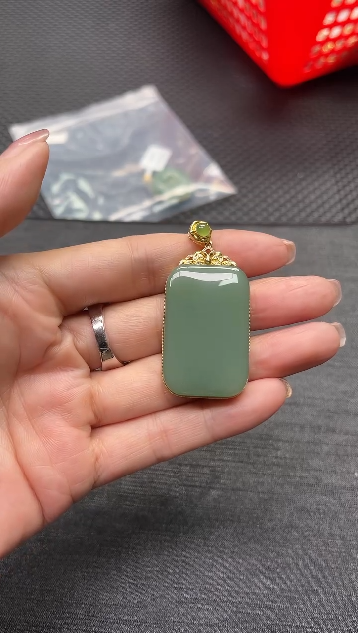 颈饰18K金镶嵌和田玉多样性发1件