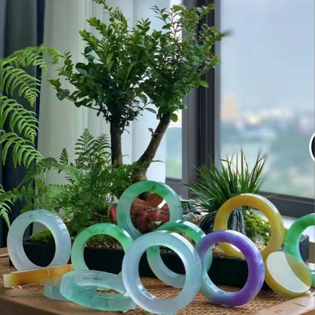 绿色翡翠冰透精美美人镯