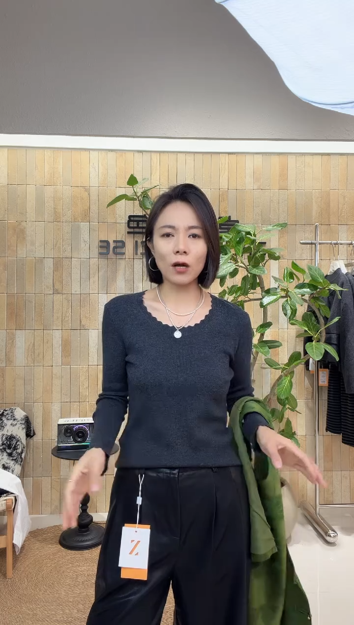 9917灰色波纹领打底衫