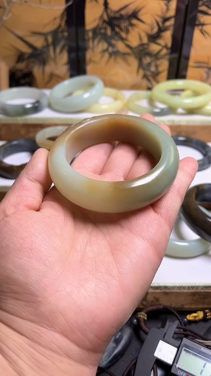 【闪购商品】和田玉手镯未镶嵌新疆切莫三色58+