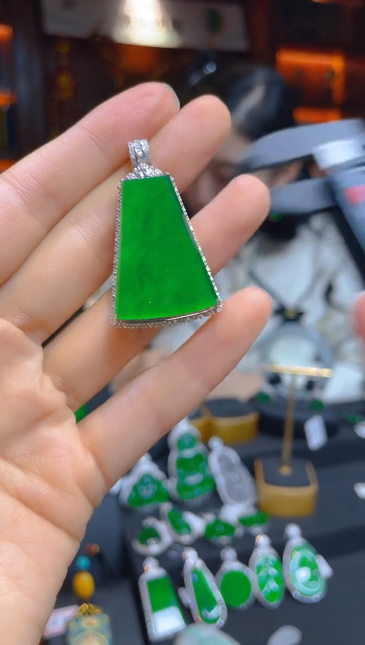 【闪购商品】翡翠颈饰18K金镶嵌115999天然A货翡翠无事牌吊坠