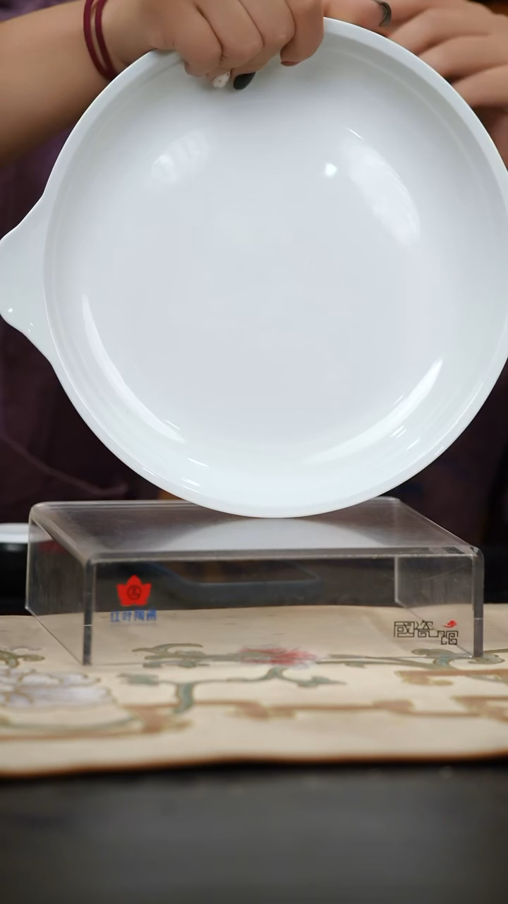 1个微瑕白胎10英寸双耳鲍翅盘（无底款）