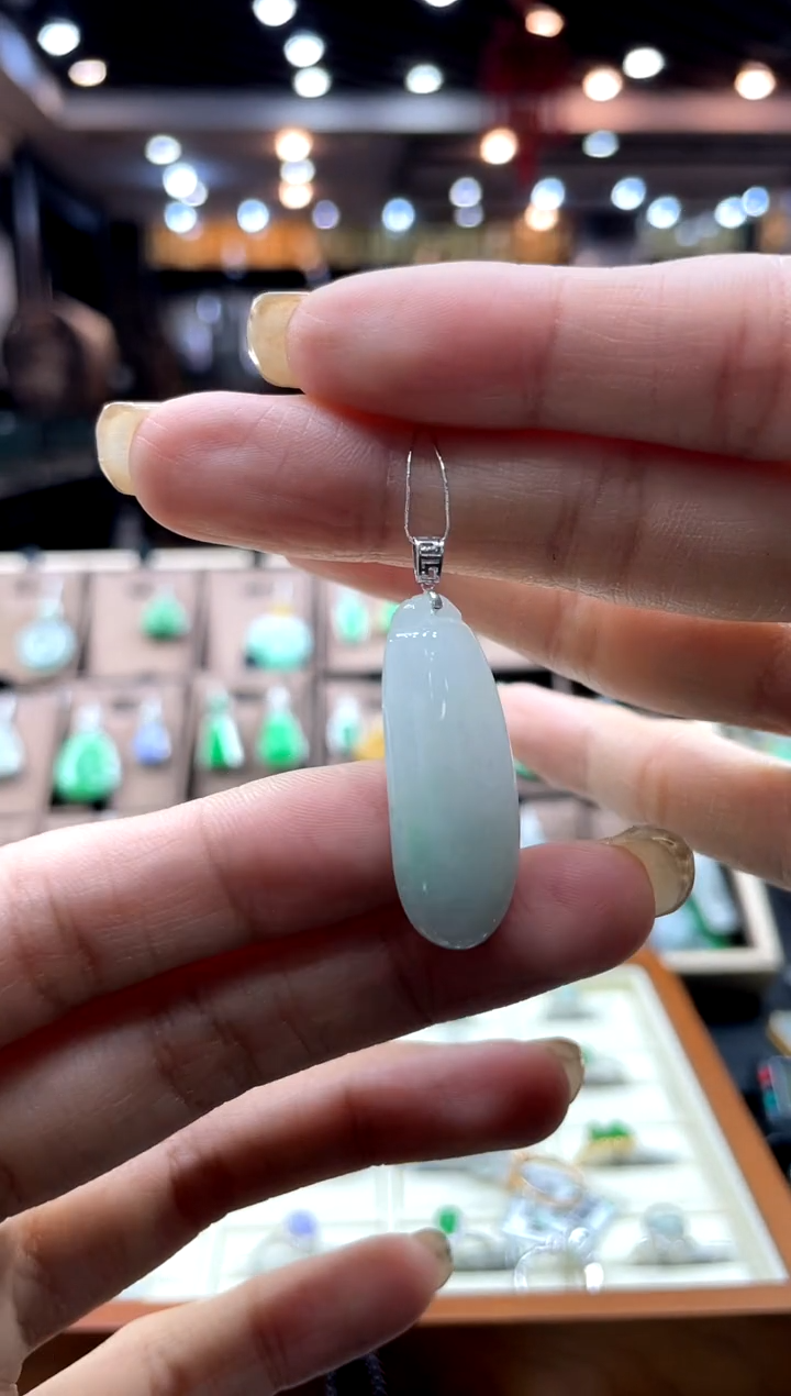 【闪购商品】翡翠颈饰18K金镶嵌福瓜