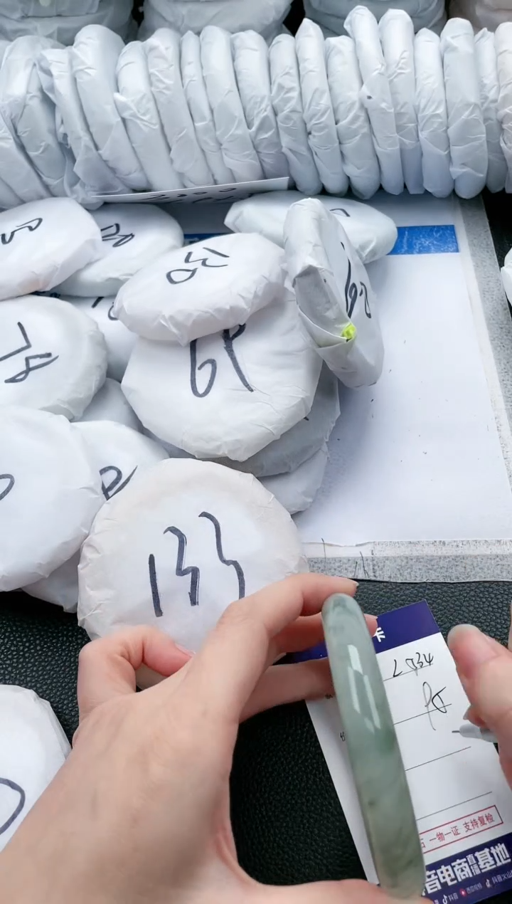 【闪购商品】石英质玉手镯未镶嵌L534