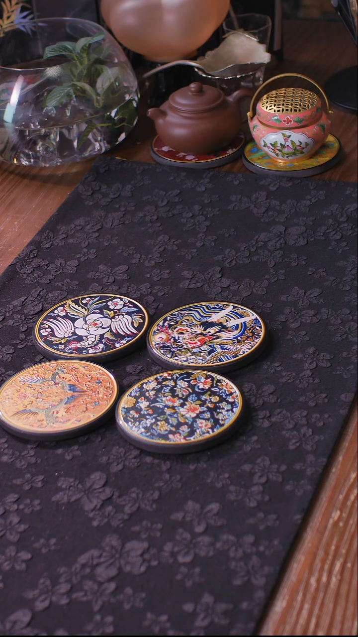 壹藏贰宝花龙戏凤图案杯垫一套