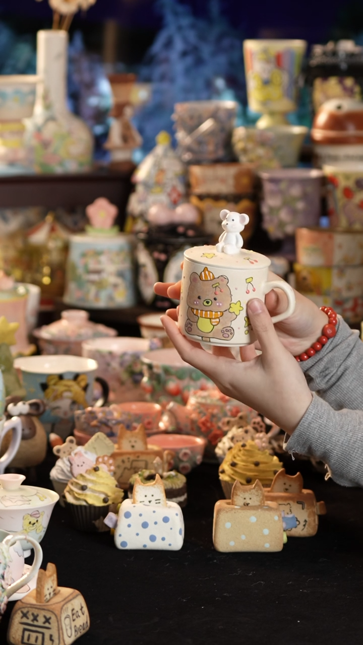 摆件陶景德镇釉下彩手绘设计师款陶瓷