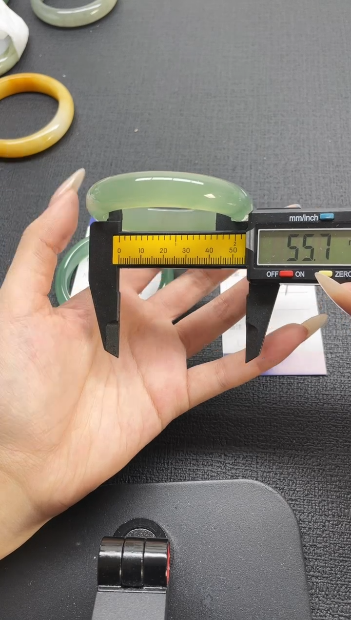 未镶嵌手镯石英质玉137-56