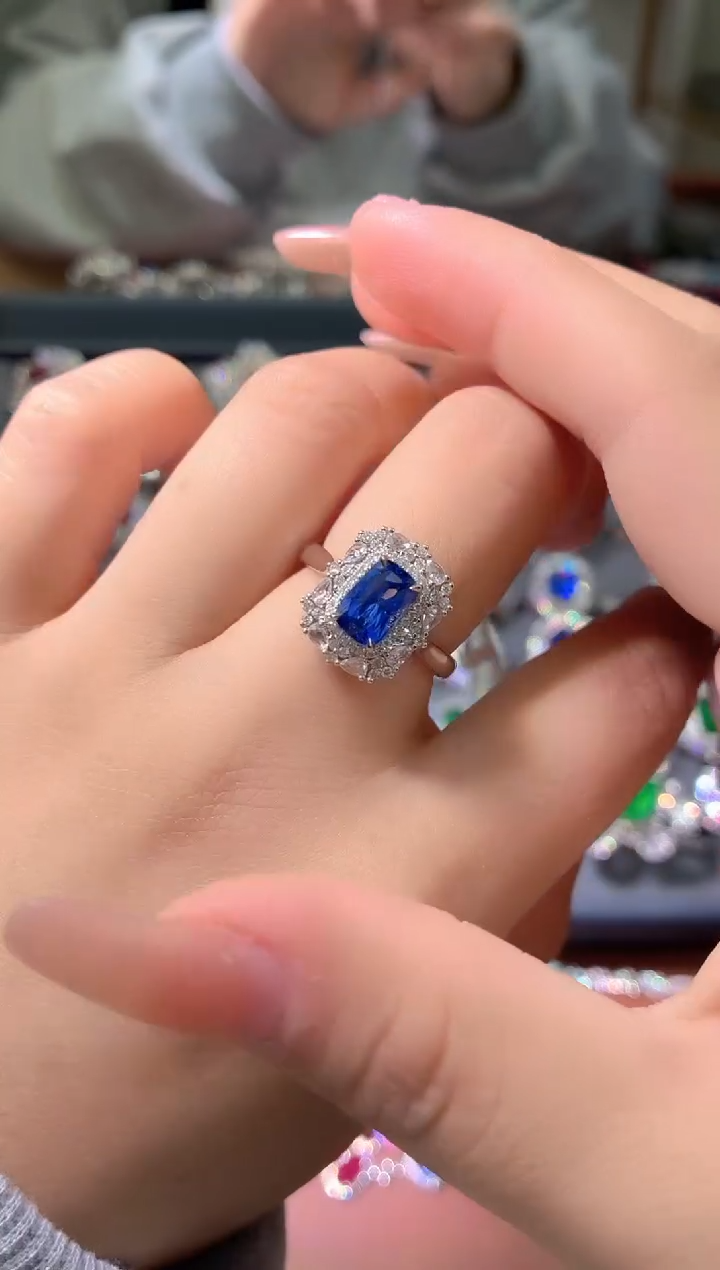 戒指蓝宝石18K金镶嵌-1.56克拉