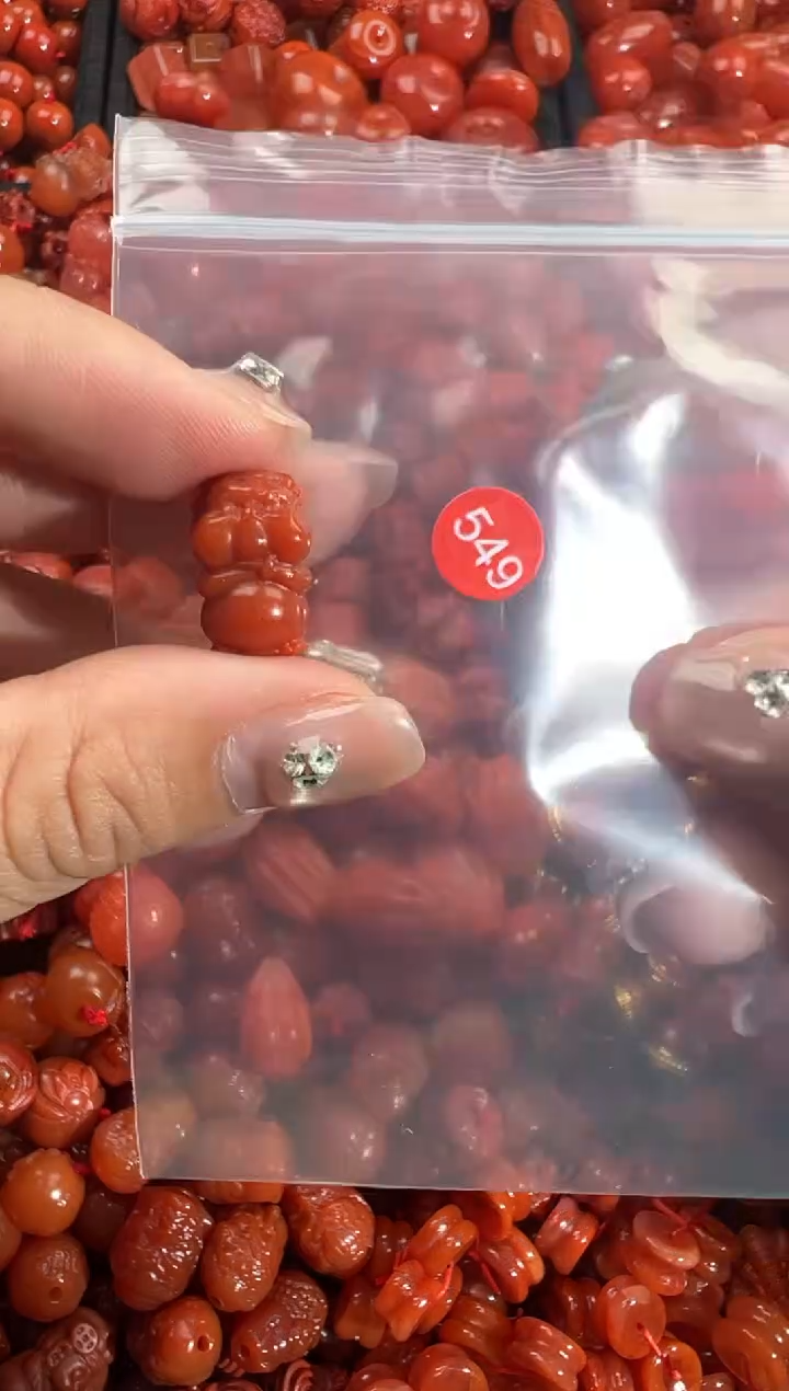 南红玛瑙未镶嵌颈饰1