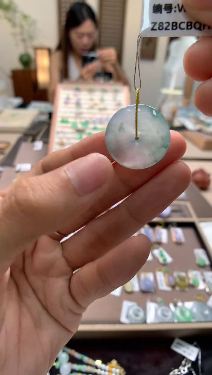 翡翠未镶嵌颈饰平安扣
