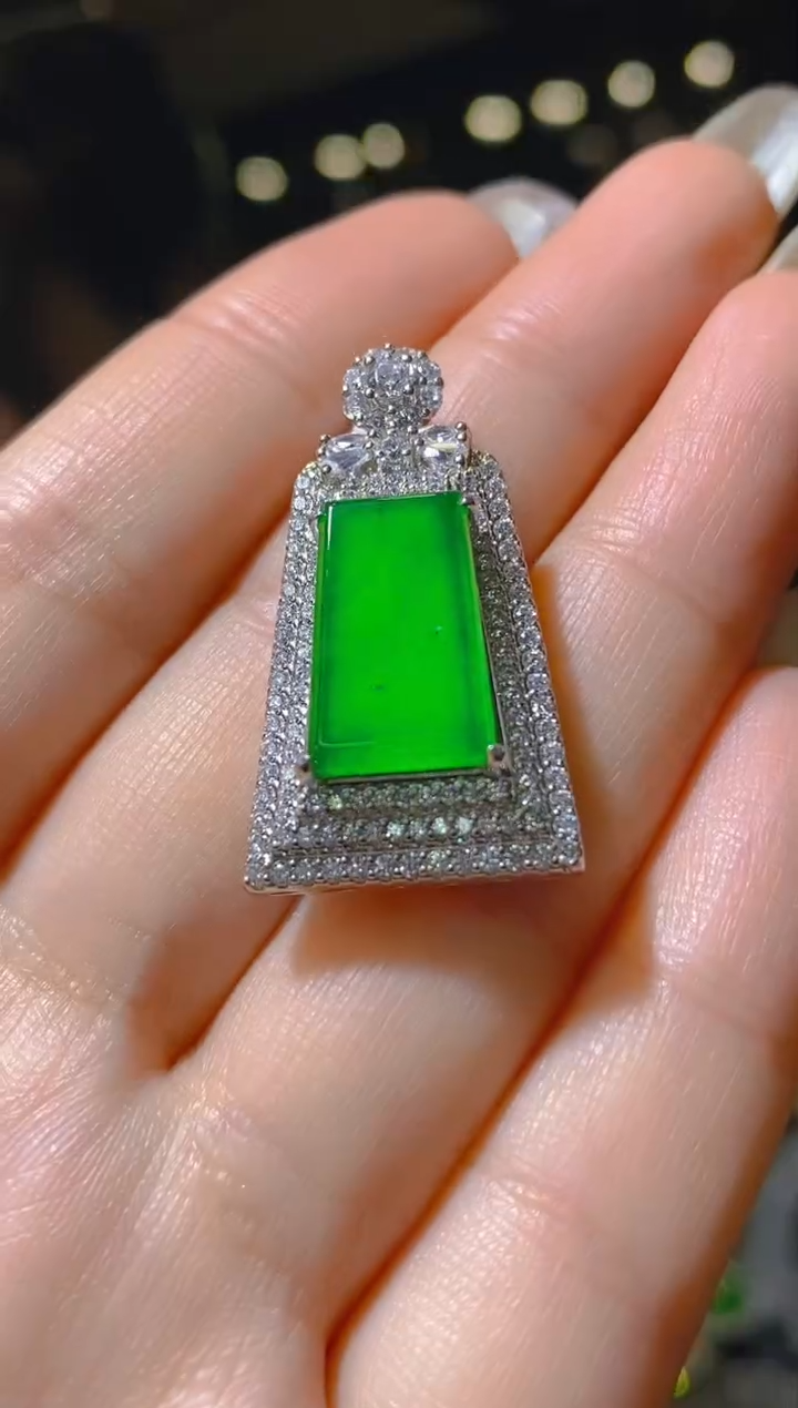 【闪购商品】翡翠吊坠(赠链)未镶嵌007（多样性发货）