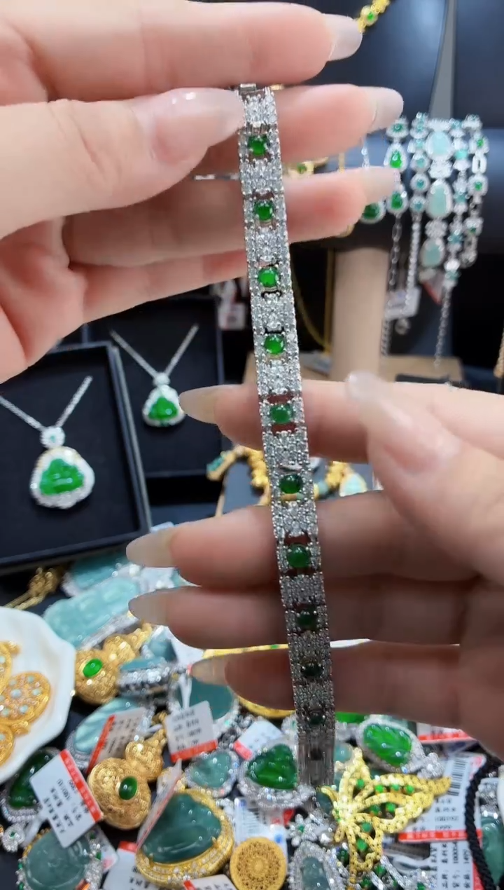 翡翠未镶嵌颈饰天然翡翠A货多样性发其一