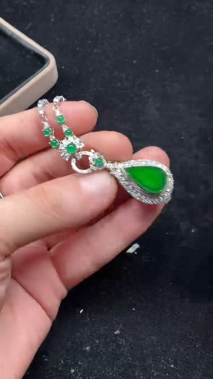 吊坠(赠链)未镶嵌翡翠吊坠54